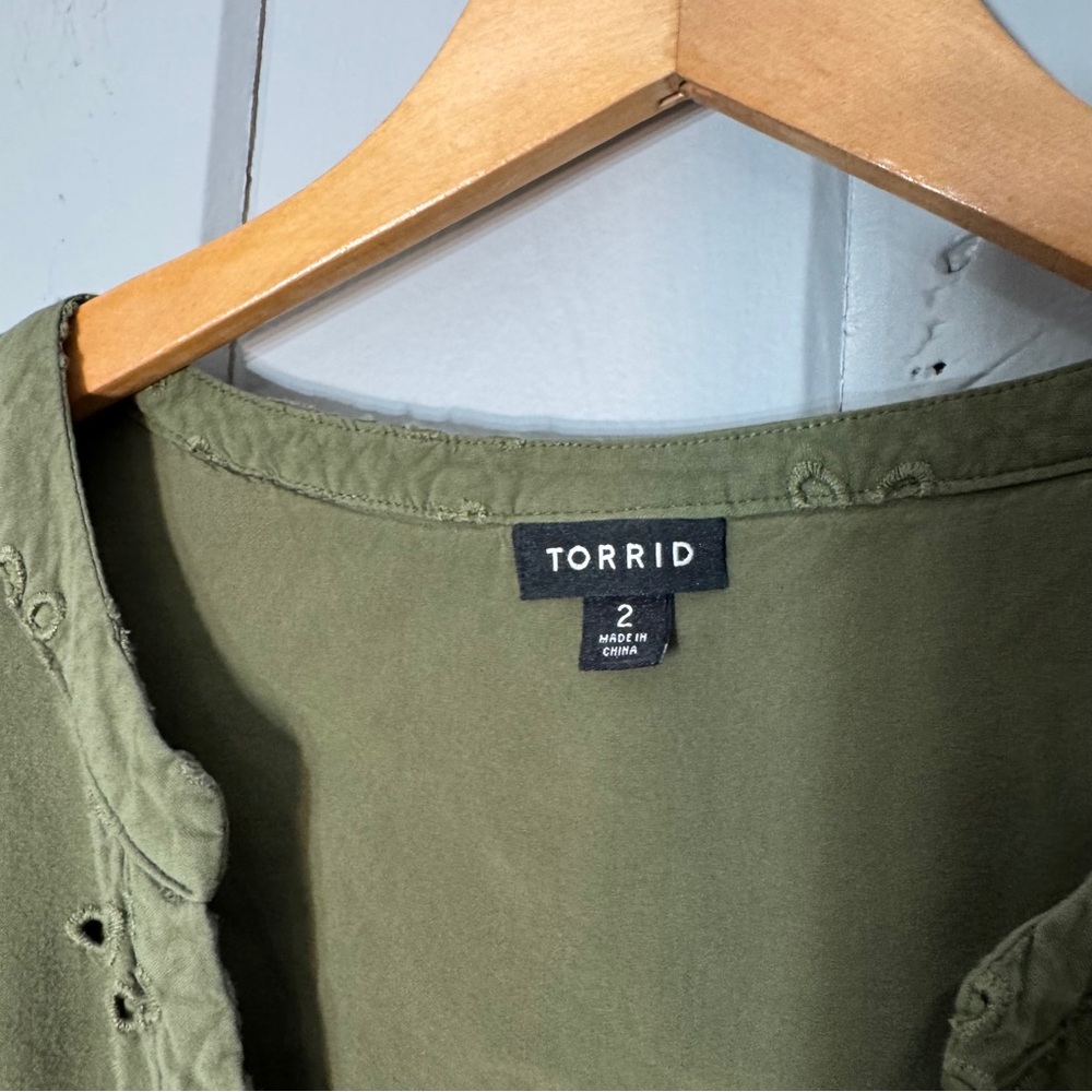 Torrid Babydoll Eyelet Tiered Top Green V-neck Short Sleeve‎ Feminine size 2 - Picture 8 of 14